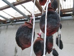 白い粉が吹いたが黒くなった干し柿