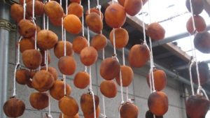 黄色いまま乾燥が進む吊るし柿