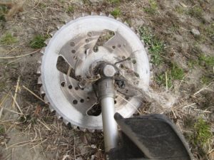 作業後の草刈り機の刃に巻き付いたツル等