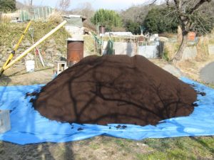 到着したファーム用の肥料の山