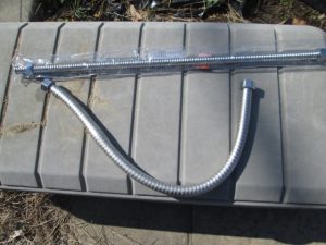 破損した給水管と新しいフレキシブルな給水管