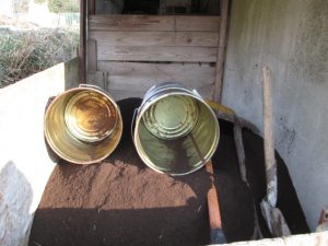 肥料庫に収まった焼却豚粉の山